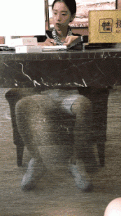 骚年，你把前台妹子玩坏了！